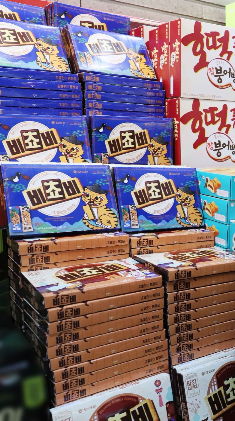 관광 상권 매장에 진열된 비쵸비. 사진=오리온 제공