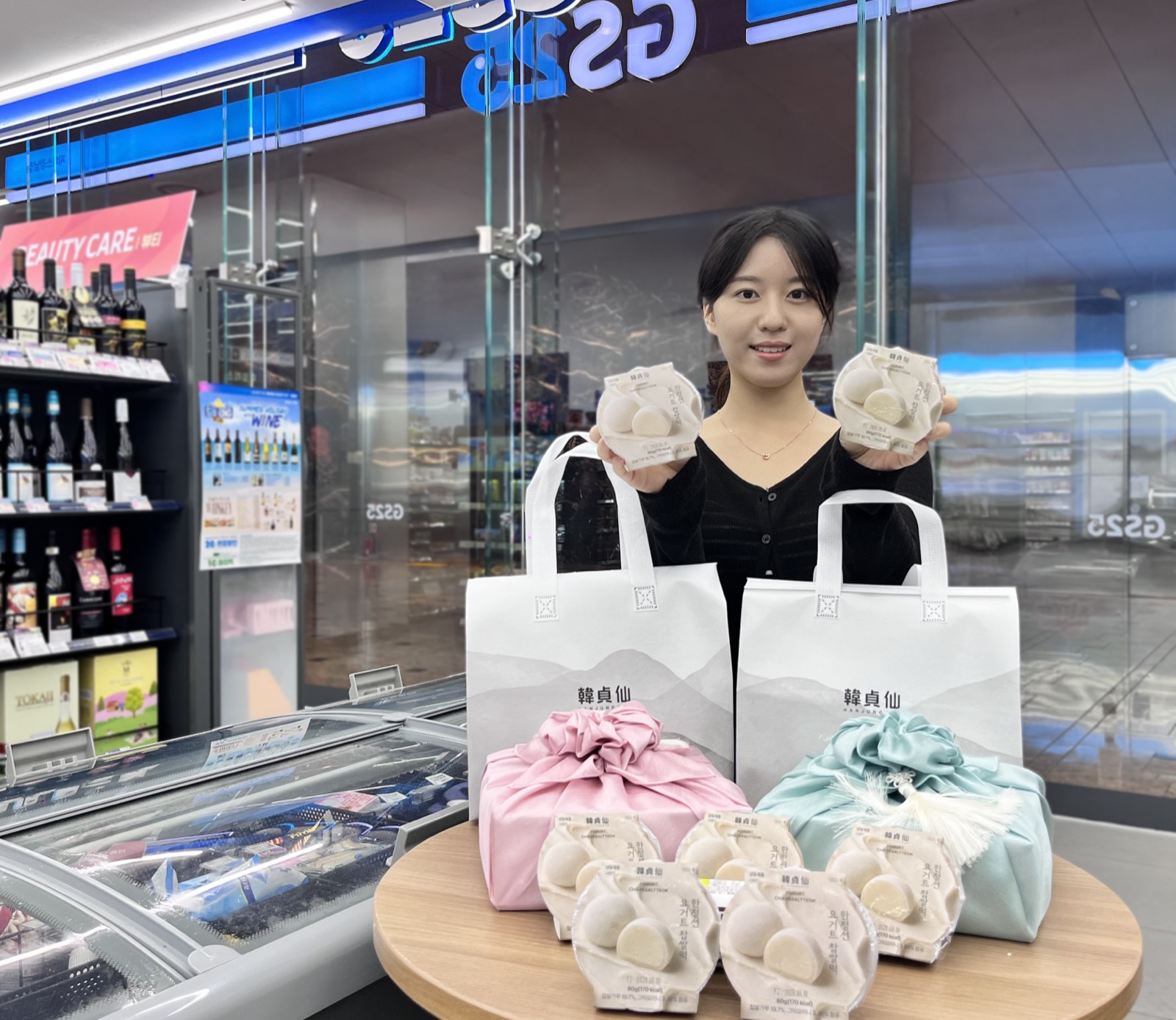 GS25 매장에 놓인 한정선 요거트 찹쌀떡과 브랜드 보자기 세트. 사진=GS리테일 제공