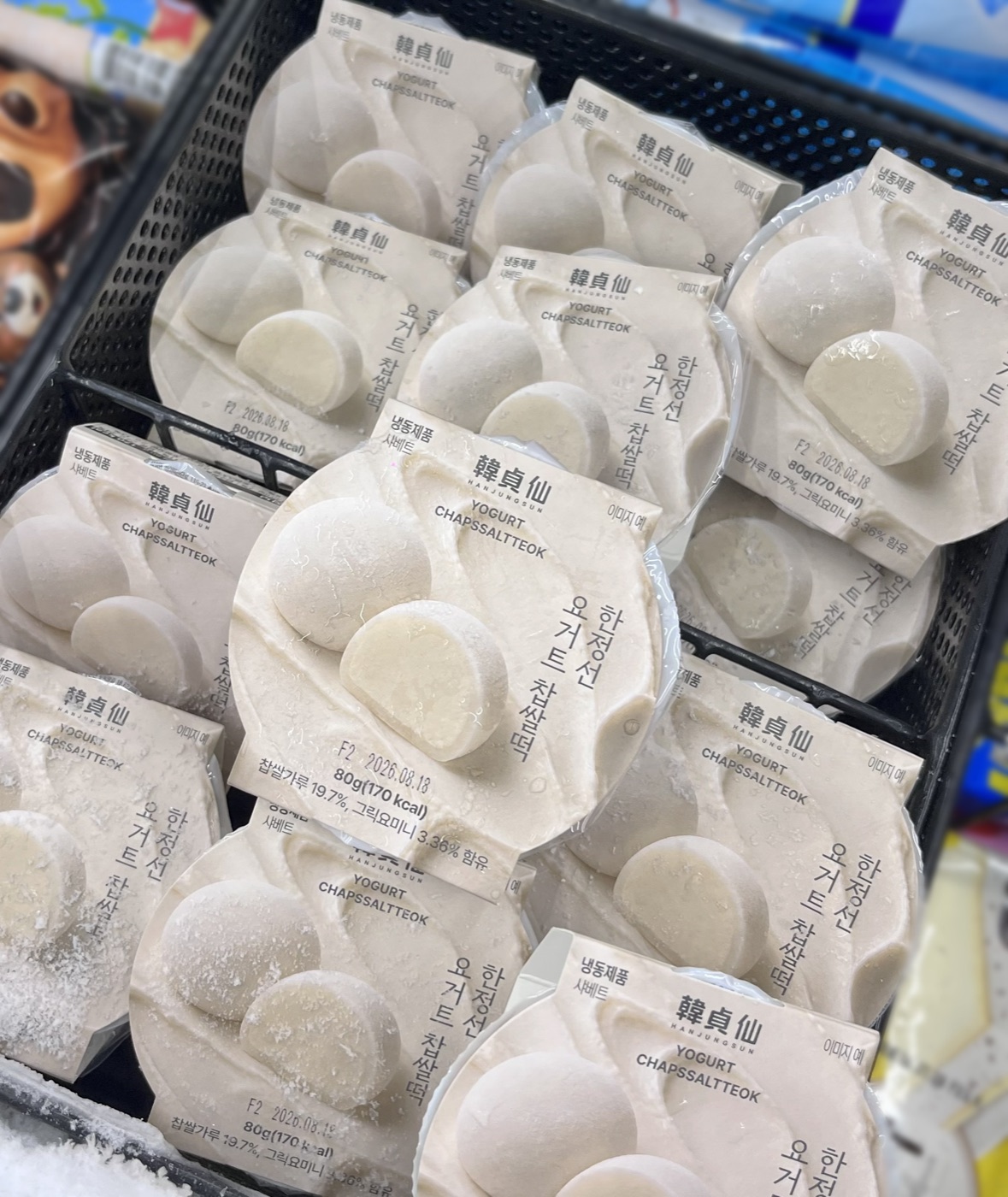 GS25 냉동 매대에 진열된 한정선 요거트 찹쌀떡. 포장 윗면에 「냉동제품」과 식품유형 「샤베트」, 80g(170kcal)이 적혀 있다. 사진=GS리테일 제공